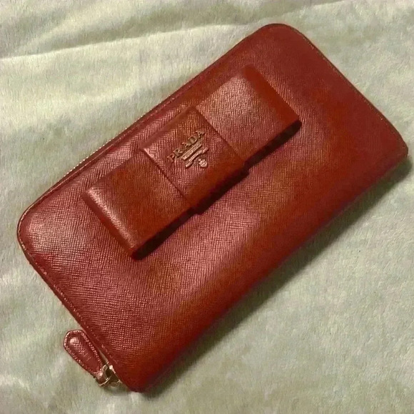 Prada Saffiano Fiocco bow zip around wallet in a red/chestnut Authentication - Picture 2 of 6